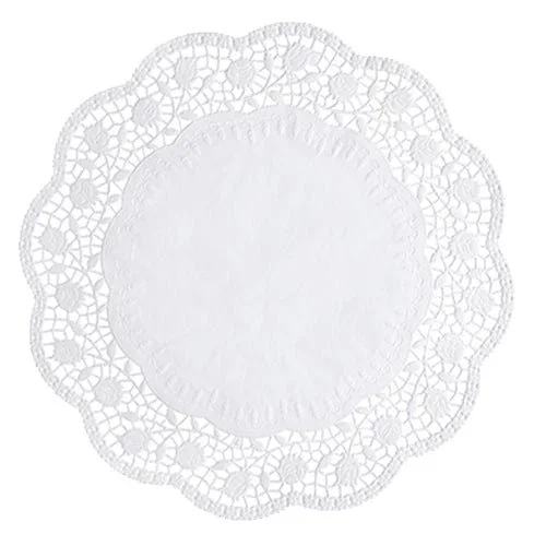 Das PAPSTAR 100 Tortenspitzen rund, weiß von PAPSTAR GmbH ist ein rundes weißes Deckchen mit einem festen Kern und einem filigranen, spitzenartigen Wellenrand mit floralen und geometrischen Mustern aus FSC-zertifiziertem Material.