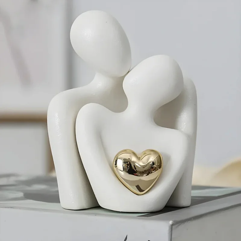 Abstrakte Paarfigur mit Herz als moderne Wohndekoration