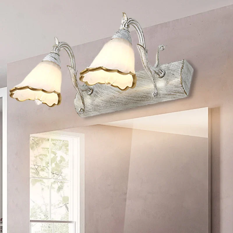 Blumenförmige Badezimmer-Wandleuchte, klassisches Opalglas, 2/3/4 Leuchten, Bronze/Weiß, Schminkbeleuchtung