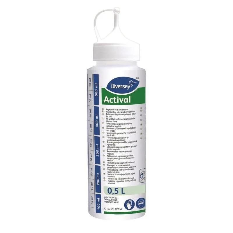 Eine 0,5-Liter Actival Dosierflasche für Diversey Actival von Diversey Deutschland GmbH & Co. OHG mit Dosierhilfe, mehrsprachigem Etikett zur Pflanzenöl- und Fettentfernung und blau-grünem Design.