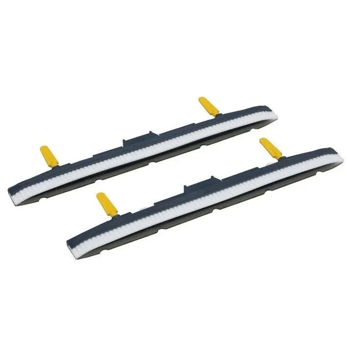 Zwei Saugdüsenkörper mit Sauglamelle für TASKI swingo 150 von Diversey Deutschland GmbH & Co. OHG, jeweils mit weißen Borsten, dunkelgrauem Gehäuse und gelben Laschen - ideal für Ihr Saugdüsen-Kit. Packung (1 Stück). Abgebildet auf weißem Hintergrund.