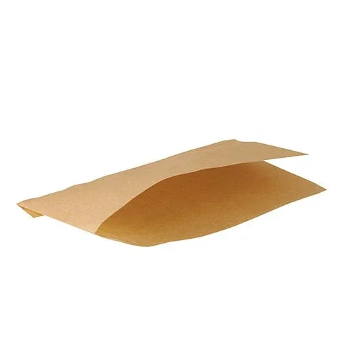 Ein PAPSTAR Hot Dog-Tüten "pure" 18x11 cm, braun, fettdicht | Schrumpffolie (1000 Stück) Umschlag der PAPSTAR GmbH liegt teilweise geöffnet auf einer weißen Fläche, die braune Klappe ist angehoben.