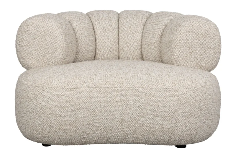 Loungesessel Duvane in Beige mit gepolsterten Wölbungen und rundlichem Sitzbereich, Gesamtansicht von vorne.