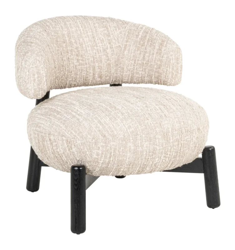 Lounge Stuhl Ornella Beige Angora mit gepolstertem Sitz und RĂĽckenlehne in Beige sowie schwarzem Holzgestell, Gesamtansicht.