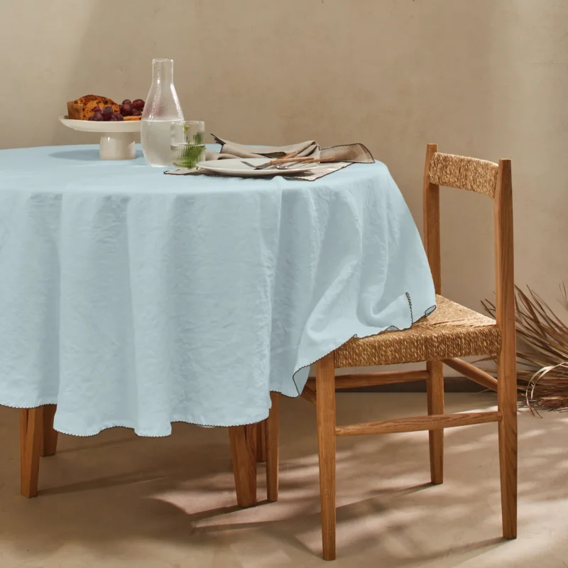 Nappe ovale sur mesure en lin lavé bord crochet bleu glacier