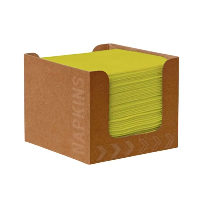 In einem Spender aus braunem Karton befindet sich ein Stapel grüner Duni Bio-Dunisoft-Serviettenbox Kiwi 20 x 20 cm der Duni GmbH, seitlich mit dem Aufdruck „SERVIETTEN“ und Pfeilen versehen. Durch die offenen Seiten sind die biologisch abbaubaren Servietten sichtbar und geordnet.