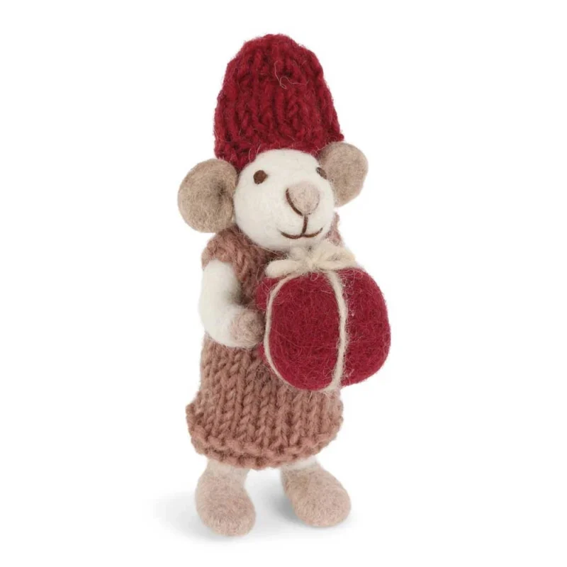 Ein Filz-Mäusemädchen von Gry & Sif ist mit einer roten Mütze und einem braunen Pullover geschmückt und hält ein rotes Geschenk.