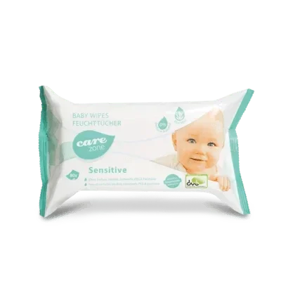Eine Packung Dr. Schumacher CAREZONE BABYWIPES SENSITIVE (80 Tücher) der Dr. Schumacher GmbH mit weißem und blaugrünem Design, einem lächelnden Babygesicht und zweisprachigem Text in Deutsch und Englisch, ideal für empfindliche Babyhaut.