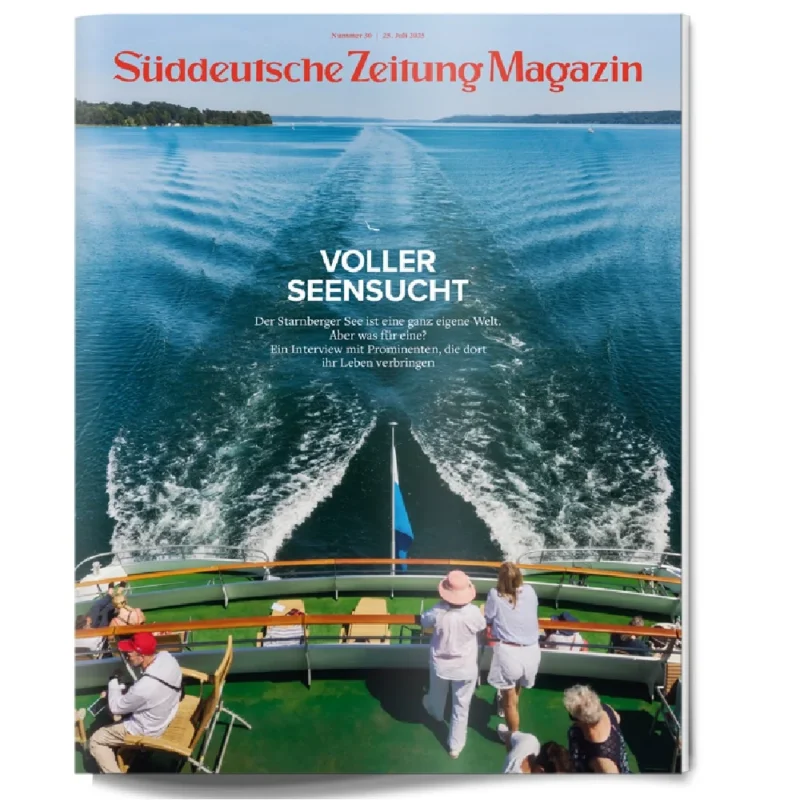 Menschen sitzen auf einem Bootsdeck, das unter einem klaren Himmel über einen blauen See fährt und Wellen hinter sich lässt.