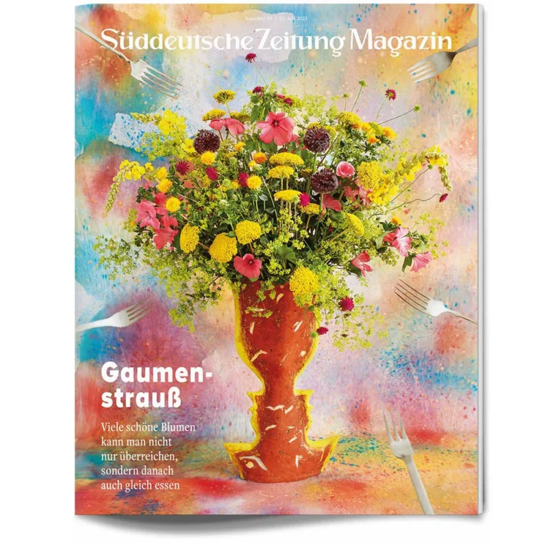Ein farbenfroher Blumenstrauß in einer orangefarbenen Vase auf einem lebhaften Hintergrund mit schwimmenden Gabeln; deutscher Text auf dem Zeitschriftenumschlag.
