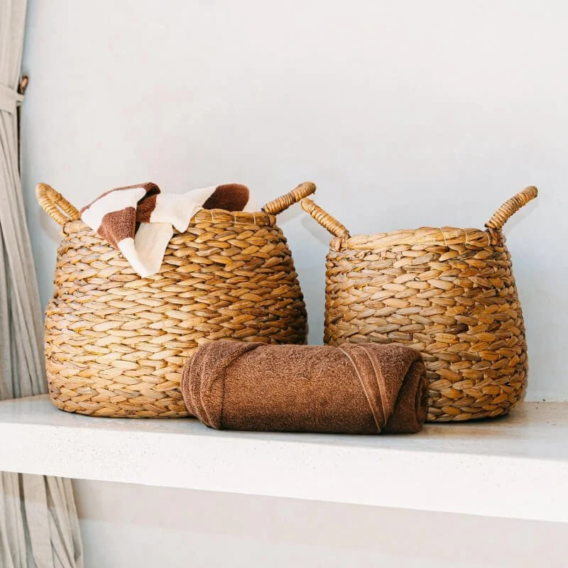 Runder Aufbewahrungskorb aus Wasserhyazinthe – geflochten mit Griffen im Boho Style – Modell Citra