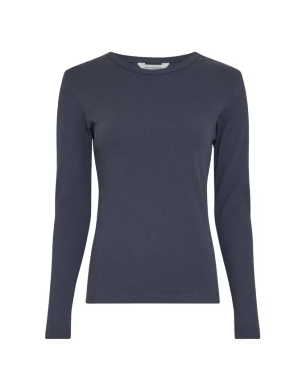 Blaues Langarmshirt Kickie Rasmia von MSCH Copenhagen in India Ink mit feiner Rippstruktur, Rundhalsausschnitt und körpernaher Passform.