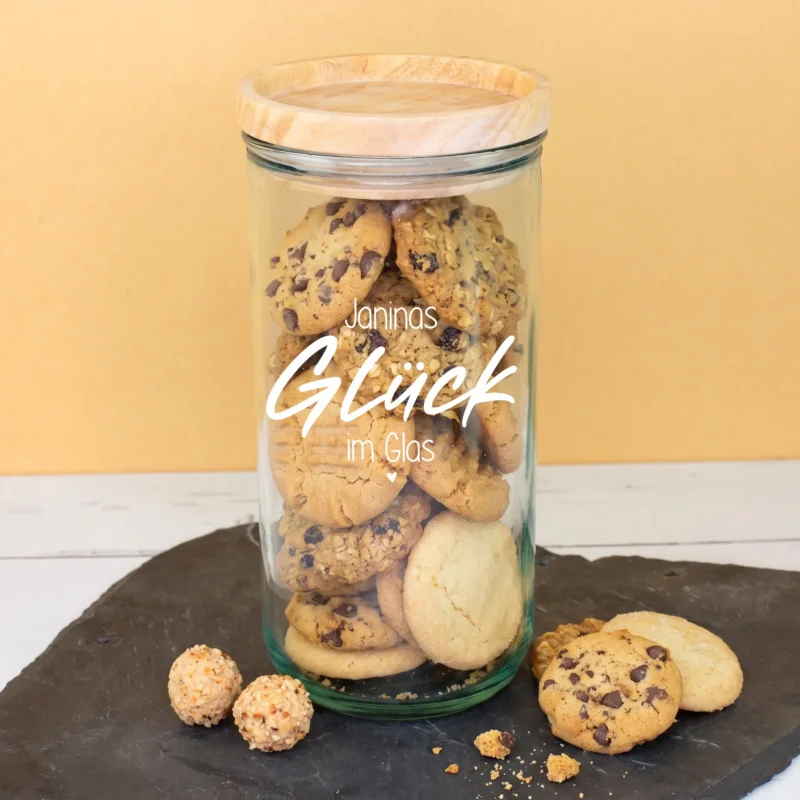 Personalisiertes Vorratsglas mit Holzdeckel und Motiv Janinas Glück im Glas, befüllt mit Keksen
