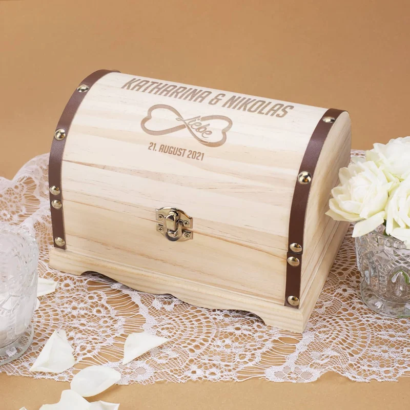 Gravierte Schatzkiste zur Hochzeit mit Unendlichkeitszeichen