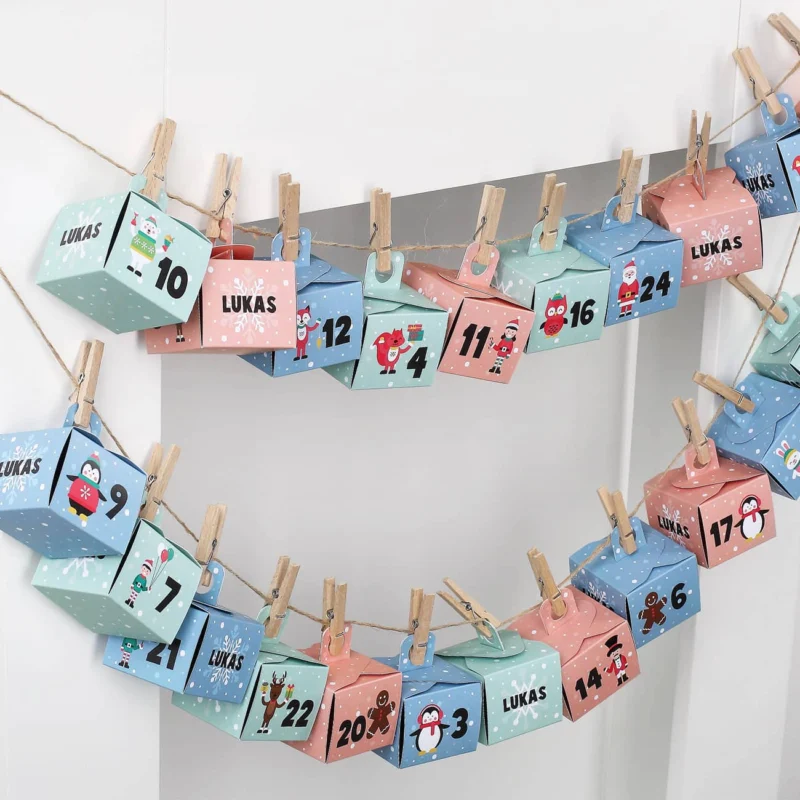 Adventskalender mit buntem Kindermotiv und Wunschname bedruckt