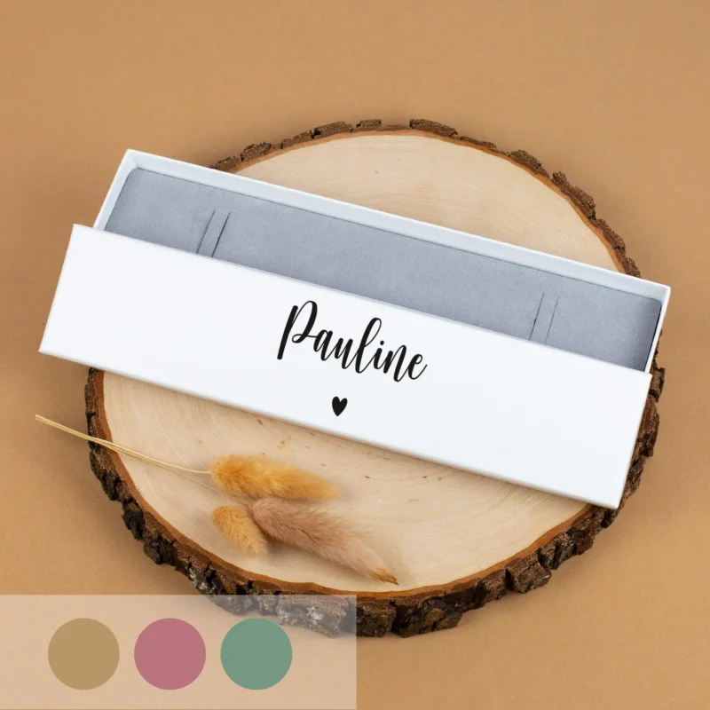 Personalisierte Schmuckverpackung in Weiß mit Name „Pauline“ und Herzsymbol in Schwarz, geöffnet mit Schaumstoffeinsatz und Farbauswahl