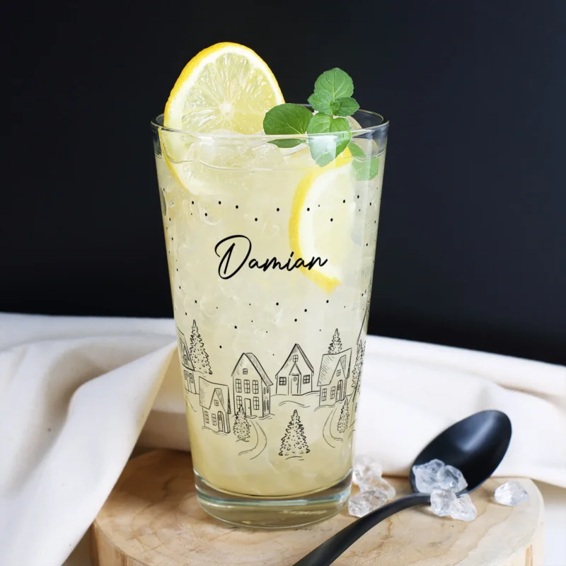 Weihnachtliches Glas mit Häusern, Tannen und Schneeflocken, personalisiert mit Damian.