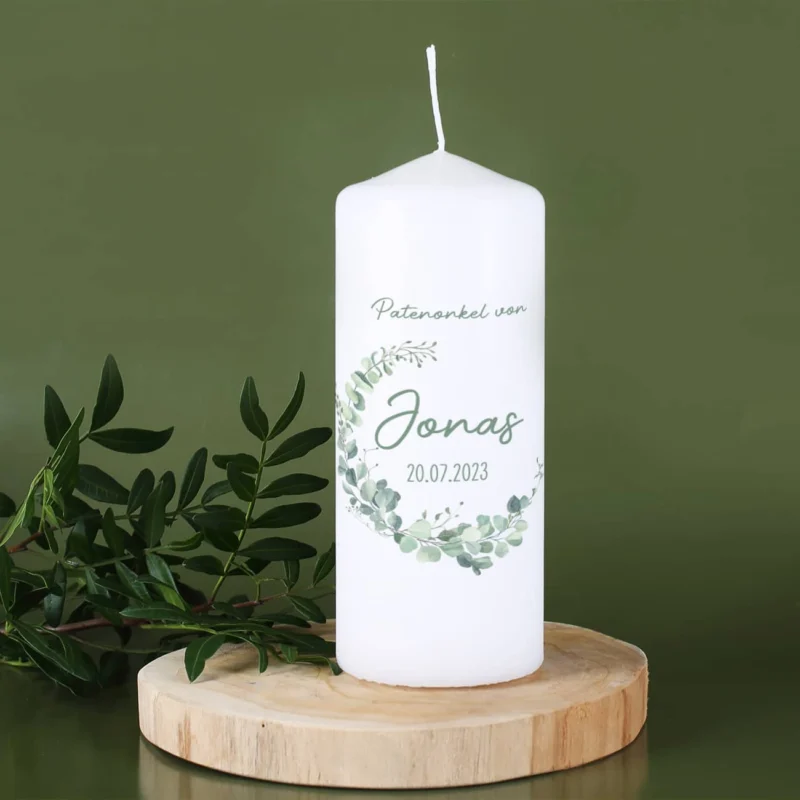 Weiße Patenkerze mit Eukalyptus-Motiv und individueller Widmung